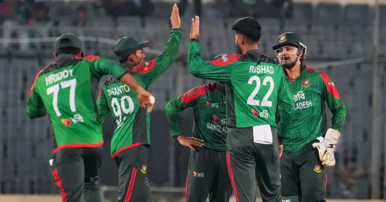 মাঠে বাংলাদেশ দলের খেলোয়াড়দের উদযাপনের মুহূর্ত